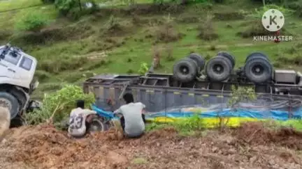 गडचिरोली: पारडी टर्निंग वैनगंगा नदीजवळ ट्रक पलटी, ड्रायव्हर गंभीर जखमी,