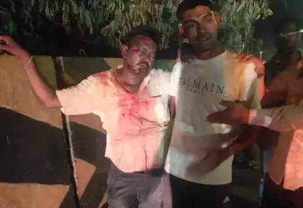 నగరంలో రోడ్డు దాటుతున్న వ్యక్తిని ఢీకొన్న బైక్‌, ఇద్దరికి తీవ్ర గాయాలు