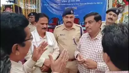 सिवनी: कान्हीवाड़ा स्टेशन पर पेंच व्हेली एक्सप्रेस के स्टॉपेज की मांग, क्षेत्रवासियों ने DRM को सौंपा ज्ञापन