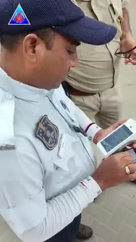 अब और भी स्मार्ट हुई यातायात पुलिस जयपुर

दस्तावेज़ और चालान — सब कुछ हुआ कैशलेस और डिजिटल।
🔹 ऑनलाइन पेमेंट सिर्फ https://echallan.parivahan.gov.in पर
🔹 Debit/Credit कार्ड और UPI से भी भुगतान संभव