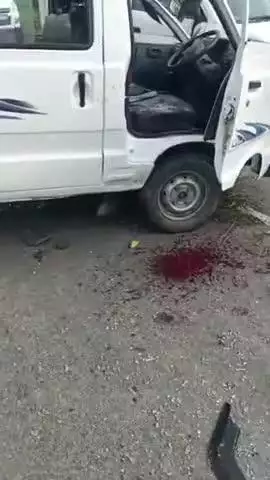 उन्नाव: आजाद मार्ग रोड पर पीपर खेड़ा गांव के सामने बाइक सवार को बचाने के चक्कर में वैन अनियंत्रित होकर पलटी, चालक घायल