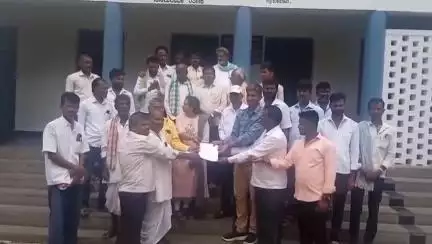 ಸವದತ್ತಿ: ಮಲಪ್ರಭಾ ನದಿ ಎಡದಂಡೆ ಕಾಲುವೆಗೆ ನೀರು ಹರಿಸುವಂತೆ ಮನವಿ ಮುನವಳ್ಳಿ ಪಟ್ಟಣದಲ್ಲಿ ಬಾದಾಮಿ ರೈತರಿಂದ ನೀರಾವರಿ ಅಧಿಕಾರಿಗಳಿಗೆ ಮನವಿ