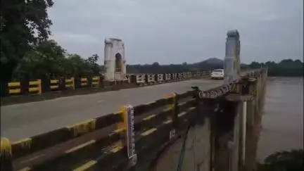 पन्ना: केन नदी पर सुरक्षा में लापरवाही: टूटी रैलिंग को बांस से बांधकर की गई औपचारिकता