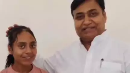 सीकर: गाडोदा गांव की वायरल हुई छात्रा ने पीएससी के गोविंद डोटासरा से मुलाकात की, जल भराव की समस्या को लेकर बनाया था वीडियो