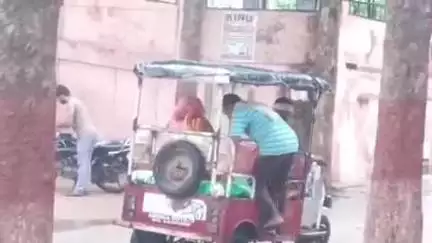 घाटमपुर: गुजेला गांव में वृद्ध महिला को नशीली दवा खिलाकर खेत में बेहोश कर जेवर और पैसे लेकर फरार हुआ ई-रिक्शा चालक
