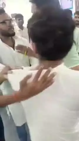 मुंगेर: सदर अस्पताल में नशे में घूम रहे सुरक्षा गार्ड को युवा जिला अध्यक्ष ने लगाई फटकार