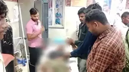 लखीमपुर: दनकु पुरवा में बिजली के बोर्ड में चार्जिंग के लिए मोबाइल लगाते समय युवक को लगा करंट, अस्पताल में भर्ती