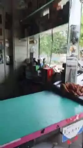 लाइट न होने के कारण परेशान होते दुकानदार