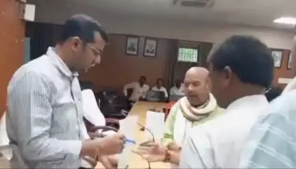 नौगढ़: कोटेदार संघ के लोगों ने अपनी कई मांगों को लेकर कलेक्ट्रेट पर प्रदर्शन किया, जिलाधिकारी को दिया ज्ञापन
