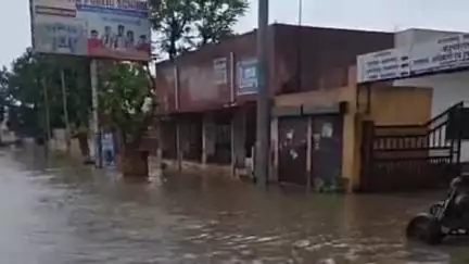 लक्ष्मणगढ़: लक्ष्मणगढ़ उपखंड अधिकारी कार्यालय के बाहर तेज बारिश के बाद हुआ जल भराव, पंपसेट से निकाला गया पानी