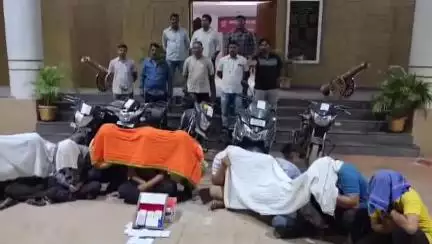 अकोला: जय हिंद चौक येथे स्थानिक गुन्हे शाखा पोलिसांची कारवाई तेरा आरोपींना अटक करून चार लाख सहा हजार रुपयांचा मुद्देमाल जप्त