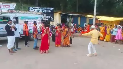 सोमवार को टांगीनाथ धाम परिसर में खुशमन सांस्कृतिक कला मंच गुमला के द्वारा लोगों को मनोरंजन कराते हुए सरकारी योजनाओं की जानकारी दी ।