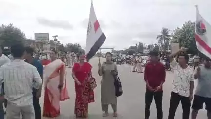 বিহপুৰীয়া: অসমৰ লোকক অৰুণাচলী দুৰ্বৃত্ত হত্যাকৰাৰ বিৰুদ্ধে হাৰমতিৰ গোমতু গেইটত প্ৰতিবাদ  জিলা TMPK , MMK আৰু TMMK ৰ