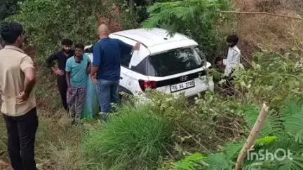 వికారాబాద్: పులమద్ది గేట్ సమీపంలో కుక్కను తప్పించబోయి పొలాల్లోకి దూసుకెళ్లిన కారు, స్వల్ప గాయాలతో బయటపడ్డ ప్రయాణికులు
