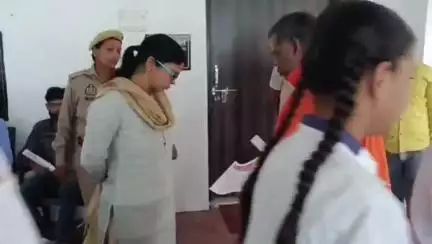 जिलाधिकारी महोदय जल्द से जल्द जनपद के रहने वाले बाल रोग विशेषज्ञ डॉक्टर अश्वनी पांडे क्या करेंगे कार्रवाई जब 6 हॉस्पिटल यूनिवर्सल के नाम से स्वयं चलते हैं तो अन्य हॉस्पिटलों पर क्या करेंगे कार्रवाई होना चाहिए करवाई मेदिनोवा हॉस्पिटल