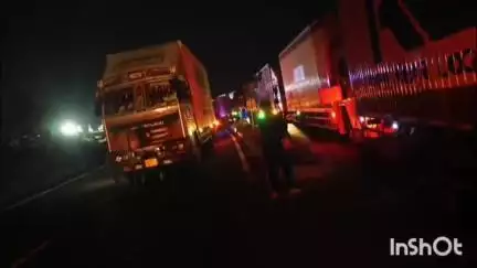 राळेगाव: कंटेनर ट्रक व चारचाकी चा भीषण अपघात,महामार्गावरील वाहतूक सुमारे पाच तास ठप्प, येरला फाट्या जवळील घटना