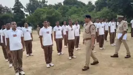 नवाबगंज: पुलिस लाइन स्थित परेड ग्राउंड में एएसपी ने परेड की सलामी लेने के बाद परेड व पुलिस लाइन का किया निरीक्षण, दिए निर्देश