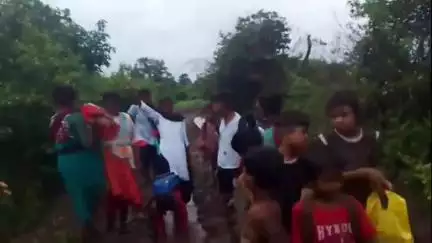 सिलवानी: बड़ा खेत: कीचड़ भरे रास्ते से स्कूल जाने को मजबूर छात्र, सोशल मीडिया पर वीडियो वायरल