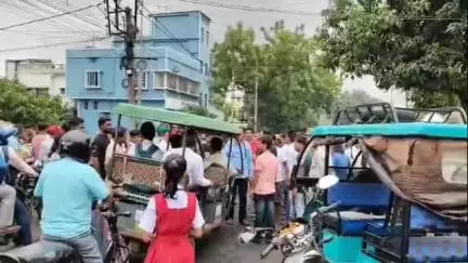 রামপুরহাট ১: রামপুরহাট শহরের শ্রীফলা মিলিটারি রাস্তা সংস্কারের দাবিতে অবস্থান বিক্ষোভ ও পথ অবরোধ স্থানীয় বাসিন্দাদের