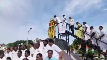 திருச்சி: சத்திரம் பேருந்து நிலையம் அருகே காமராஜரின் பிறந்தநாளை முன்னிட்டு கல்வி உதவித்தொகை வழங்கிய அமைச்சர் அன்பில் மகேஷ்