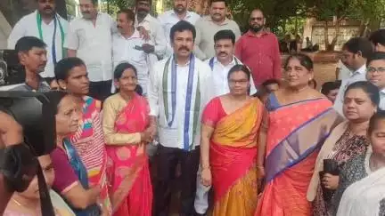 విశాఖపట్నం: గుడివాడ ZP  చైర్ పర్సన్ ఉప్పాల హరీకపై జరిగిన దాడిని ఖండిస్తూ GVMC గాంధీ విగ్రహం వద్ద నిరసన..