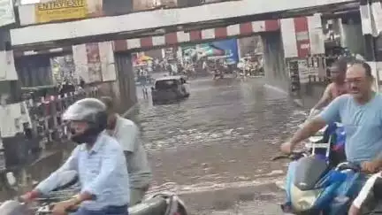 রামপুরহাট ১: বৃষ্টির কারণে  জল জমে বিপত্তি রামপুরহাট শহরের ছ,ফুকো রেল সেতুর নিচে,জল জমার কারণে জমা জলে আটকে পড়লো একটি চারচাকা গাড়ি