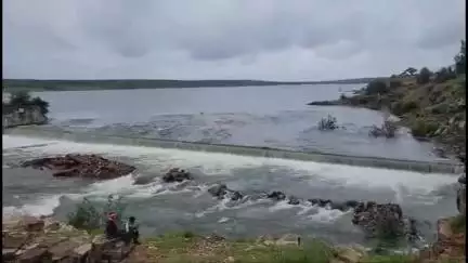 रन्नौद: माधव सरोवर तालाब भरने से नदियों और नालों में उफान, बीस गांवों का आवागमन बंद
