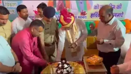 ब्यावरा: राज्यमंत्री नारायण सिंह पंवार को जन्मदिन की बधाई देने ब्यावरा स्थित उनके कार्यालय पर पहुंचे ज़िला कलेक्टर और एसपी