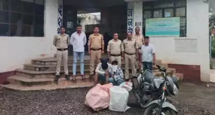 कोलारस: कोलारस पुलिस ने गुना के दो शराब तस्करों से शराब की सात पेटियां ज़ब्त कीं
