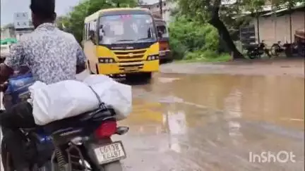 बरसात में मौत का रास्ता बनीं सारंगढ़ की सड़कें, मीडिया की खबर के बाद प्रशासन जागा