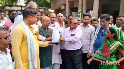 बांदा: कलेक्ट्रेट पहुंचकर कोटेदार संघ के लोगों ने ज्ञापन दिया, 90 रुपए से बढ़ाकर 200 रुपए प्रति कुंतल कमीशन दिलाने की मांग की