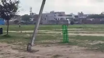 राजकीय इंटर कॉलेज के प्रांगण में टूटा विद्युत पोल तार से लटका है, कभी भी घट सकती है कोई अप्रिय घटना