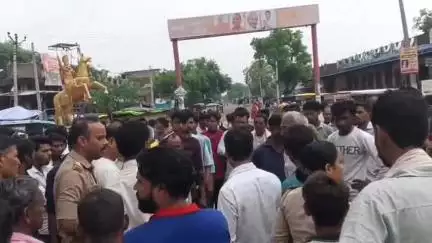 महरौनी: भारी बारिश ने ली युवक की जान, करंट लगने से हुई मौत, ग्रामीणों ने बानपुर थाने के बाहर किया जोरदार प्रदर्शन