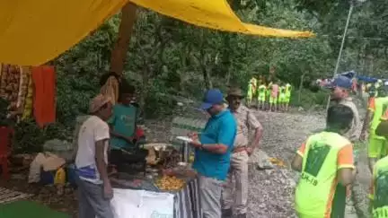 पौड़ी: नीलकंठ पैदल मार्ग पर दुकानों में उपलब्ध खाद्य और पेय सामग्री की गुणवत्ता की हो रही गहन जांच