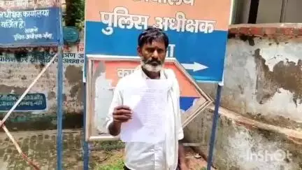 बांदा: SP कार्यालय पहुंचकर मुरवल गांव निवासी व्यक्ति ने लगाई फरियाद, मारपीट के मामले की विवेचना बदलने की मांग की