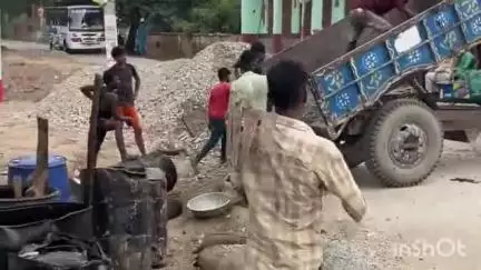 डुमरांव: डुमरांव पश्चिमी रेल फाटक पर समतलीकरण कार्य शुरू, दुर्घटनाओं से मिलेगी राहत