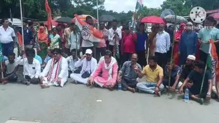 কৈলাশহর: কৈলাসহর জেলা হাসপাতালের বেহাল স্বাস্থ্য পরিষেবা নিয়ে জেলা হাসপাতালের সামনে পথ অবরোধ ও বিক্ষোভ প্রদর্শন করে কংগ্রেস দল