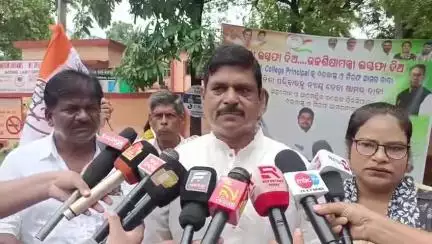 ଅନୁଗୋଳ: FM କଲେଜ ଛାତ୍ରୀ ଆତ୍ମାହୁତି ଘଟଣାରେ ଅନୁଗୋଳ କଲେଜ ସମ୍ମୁଖରେ କଂଗ୍ରେସର ପ୍ରତିବାଦ, ପ୍ରତିକ୍ରିୟା ରଖିଲେ ଅମ୍ବିକା ଭଟ୍ଟ