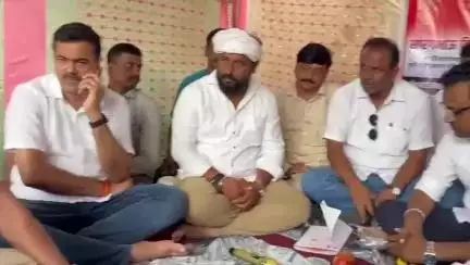मोर्शी: अंबाडा येथे उपोषणातून केलेल्या मागण्यावर प्रशासनाची सकारात्मक भूमिका, अधिकाऱ्यांच्या उपस्थितीत उपोषणाची सांगता