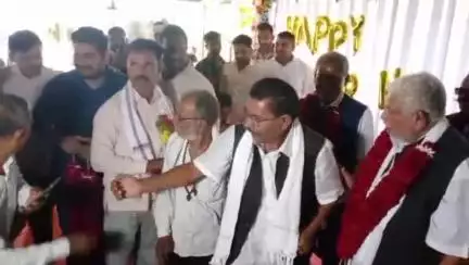 વાલિયા: તાલુકાના આગેવાન રાજુભાઇ વસાવા અને તેઓના સમર્થકોએ પૂર્વ ધારાસભ્ય છોટુભાઈ વસાવાના જન્મ દિનની શુભેચ્છાઓ પાઠવી હતી.
