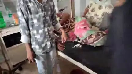 मऊ: रणबीरपूर के पास ई-रिक्शा और बस की टक्कर में दो युवक हुए घायल
