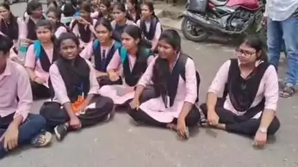 ଯାଜପୁର: FM କଲେଜ ଛାତ୍ରୀ ଆତ୍ମାହୁତି ଘଟଣା, ନ୍ୟାୟ ଦାବିରେ ରାସ୍ତାକୁ ଓହ୍ଲାଇଲେ ନରସିଂହ ଚୌଧୁରୀ କଲେଜର ଛାତ୍ରଛାତ୍ରୀ