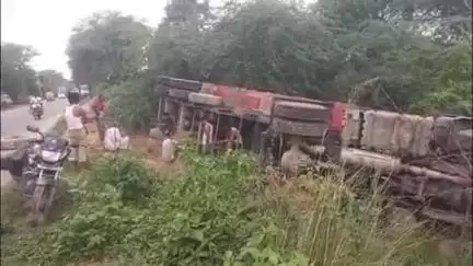 महाराजगंज: बछरावां शारदा नहर के पास अनियंत्रित ट्रक ने डस्ट लदे डंपर को मारी टक्कर, खाई में पलटा, चालक घायल