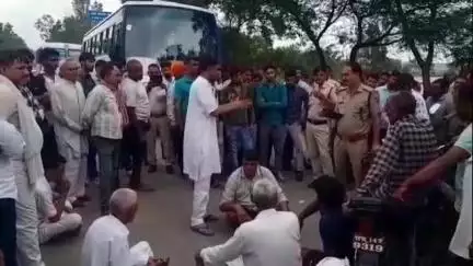 झज्जर: मारौत गांव में ग्रामीणों ने सड़क पर लगाया जाम, प्रशासन के आश्वासन पर खोला जाम