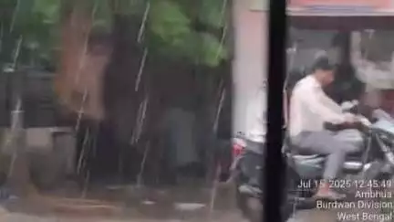 মুরারই ১: বঙ্গোপসাগরে গভীর নিম্নচাপের জেরে বীরভূমের মুরারই এলাকায় শুরু হয়েছে প্রবল বৃষ্টি