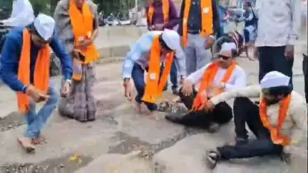 धुळे: पवनपुत्र चौक ते पारोळा रोडची दयनीय अवस्था; ठाकरे शिवसेनेचं टाळ-मृदुंगासह भजनी आंदोलन