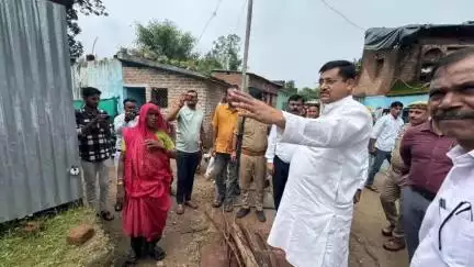 महरौनी: महरौनी में अतिवृष्टि से प्रभावित गांव का निरीक्षण, मंत्री रामकेश निषाद ने राहत कार्यों में तेजी के निर्देश दिए