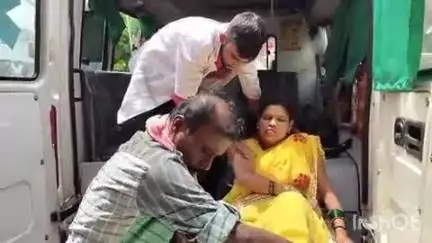 औरैया: पश्चिम बंगाल निवासी महिला की नेताजी एक्सप्रेस ट्रेन में बिगड़ी हालत, स्वास्थ्य केंद्र दिबियापुर में कराया गया भर्ती