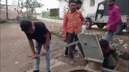 सिवनी: वर्षा ऋतु को देखते हुए ग्राम पंचायत पलारी में जल स्रोतों का शुद्धिकरण कराया गया