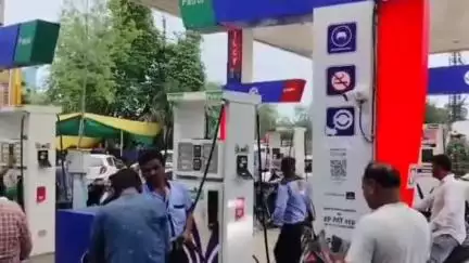 हुज़ूर: रीवा: कनोडिया पेट्रोल पंप पर पेट्रोल चोरी का आरोप, 50 लीटर की टंकी में 54 लीटर ईंधन भरने पर हंगामा